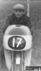 		14 - Milan Fiala (alias Fialista) byl starší než ostatní a patřil k úspěšným hradeckým závodníkům a přátelům Františka. Motocykly si svépomocí upravovali, včetně kapotáže, ladili a vylepšovali, každý již měl svůj vlastní stroj, ne jako v počátcích.