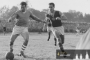 Jiří Černý uniká svému strážci Ladislavu Novákovi. Zápas s Duklou Praha na Všesportovním stadionu - 1960