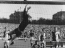 1959 | DYNAMO PRAHA – SPARTAK HRADEC KRÁLOVÉ 4:1. DOLEJŠÍ VYRÁŽÍ HLAVIČKU KVAČKA. ZLEVA SLEDUJÍ KETTNER, HRADEČTÍ POKORNÝ A NA ZEMI ČERNÝ, STOPER SLAVIE HILDEBRANT A ZÁLOŽNÍK VLASÁK